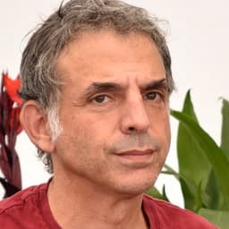 דיוקן של אתגר קרת