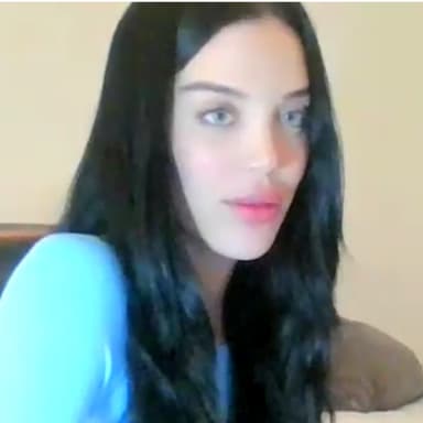 איך כותבים קומדיה רומנטית בועטת ומצליחה? ראיון עם אוראל כהן, מחברת הספר "שניים משניים" בהוצאת בית העורכים, שהגיע לרשימות 100 האהובים ו-100 הנמכרים של השנה בעברית.