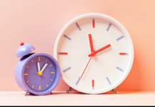 11.7 דקות: פודקאסטי הילדים בעברית בנויים לשעון אחר איור: שעון קטן בגודל ילד לצד שעון מבוגר גדול
