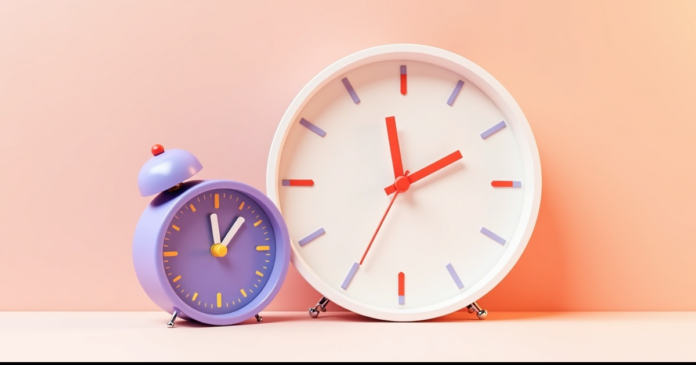 israeli-kids-podcasts-12-minute-clock איור: שעון קטן בגודל ילד לצד שעון מבוגר גדול